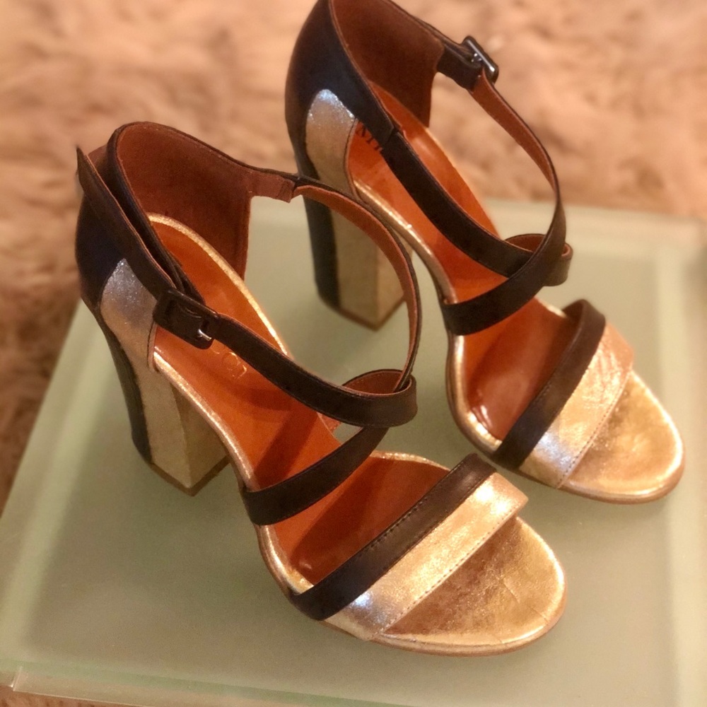 Sesto Meucci Darcie Gold & Black Sandal